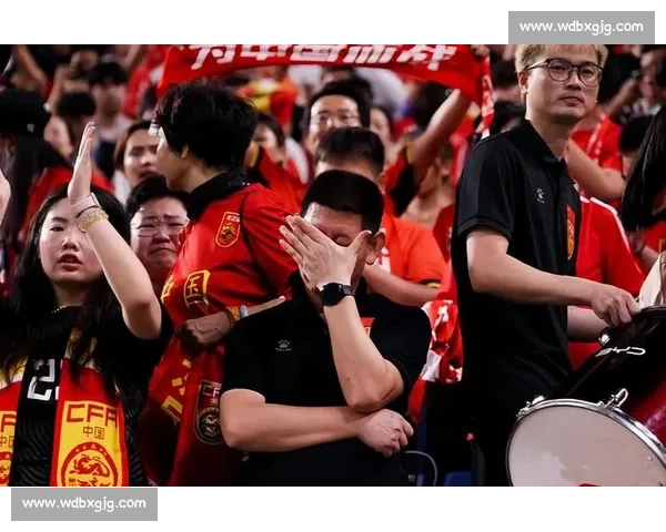 国足体脂率超苏超一倍!草根腹肌完爆职业队,训练态度成致命伤